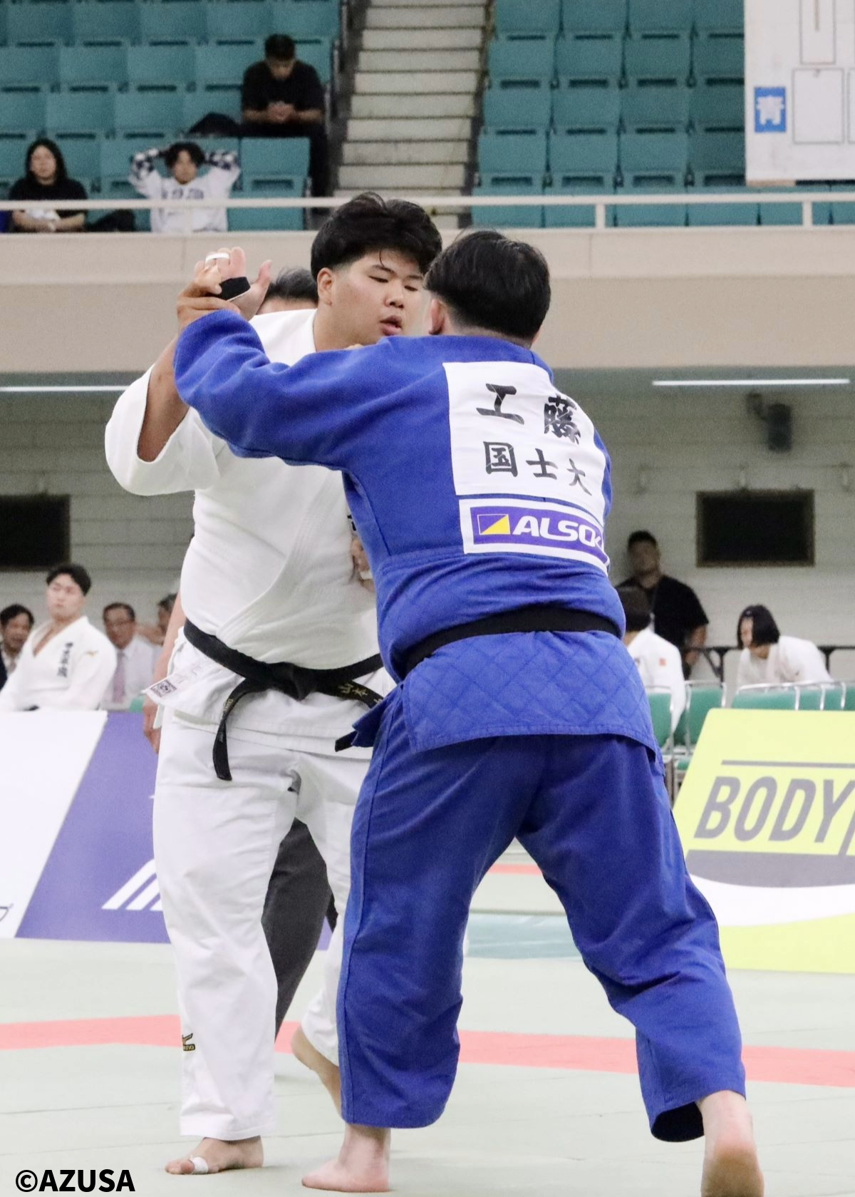 決勝戦で熱戦を繰り広げる山本選手（奥）と工藤選手